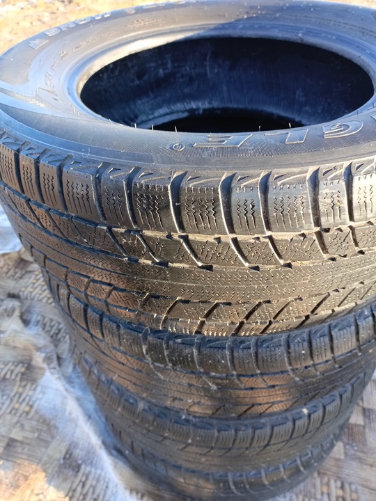 1. Зимняя резина 235/65 r17.