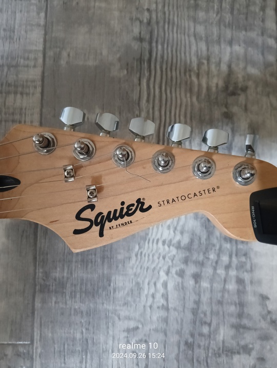 Продам электрогитару Squire by Fender (1)