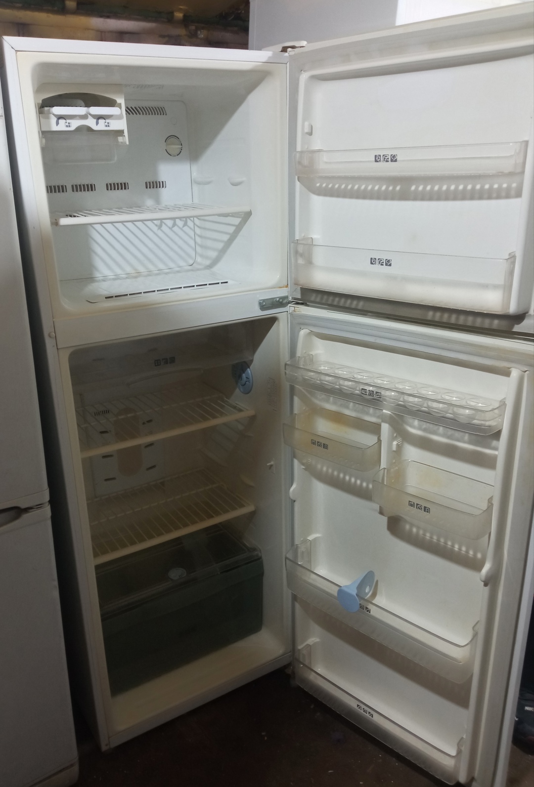 Продам полностью рабочий холодильник известной (1)