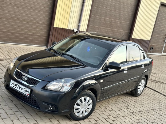 Kia Rio 
2010 год 
1.4 (1)