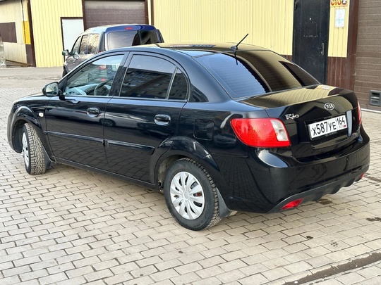 Kia Rio 
2010 год 
1.4 (3)