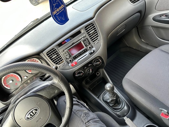 Kia Rio 
2010 год 
1.4 (4)