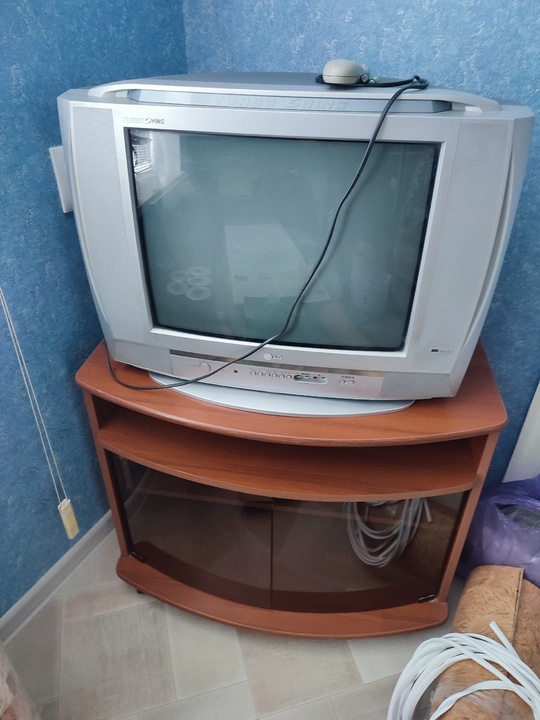 Телевизор рабочий и подставка под (2)