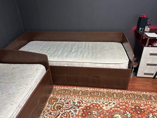 Продам б/у , две кровати (3)