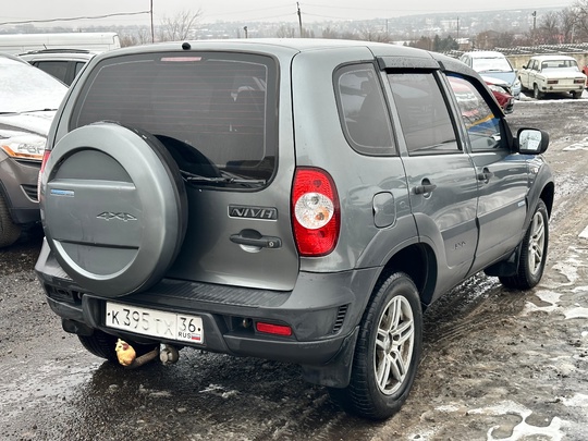 CHEVROLET NIVA Bertonе.
2011год.(2 хозяина)
1.7 бензин
188000 (1)