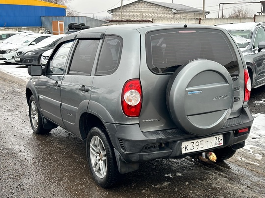 CHEVROLET NIVA Bertonе.
2011год.(2 хозяина)
1.7 бензин
188000 (2)