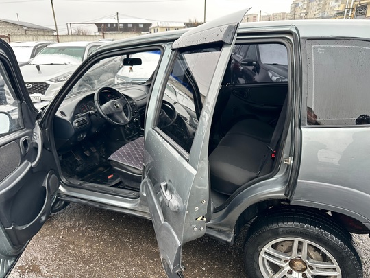 CHEVROLET NIVA Bertonе.
2011год.(2 хозяина)
1.7 бензин
188000 (3)