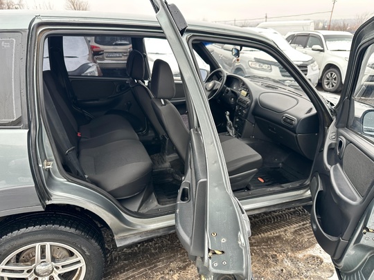 CHEVROLET NIVA Bertonе.
2011год.(2 хозяина)
1.7 бензин
188000 (4)