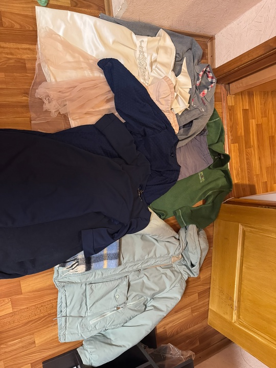 Отдам бесплатно 4 пакета вещей,