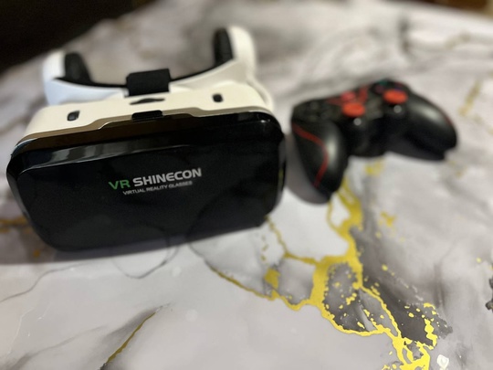 Продам VR очки с геймпадом,