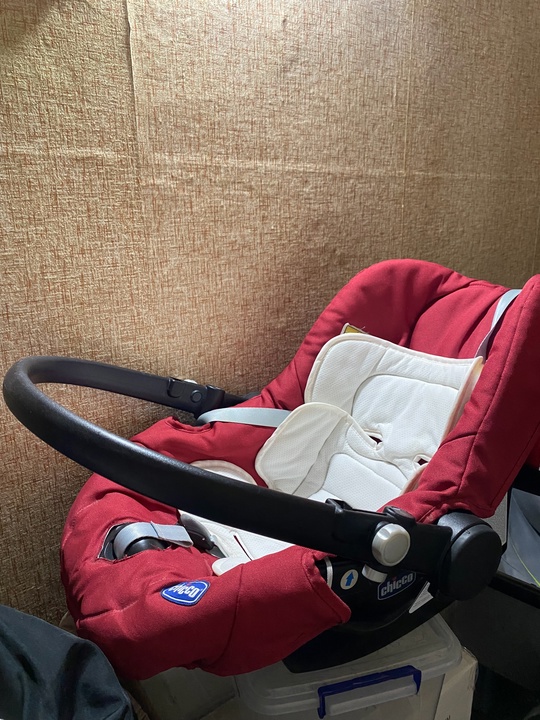 1.Продам автокресло Chicco (0-13 кг)капор (2)