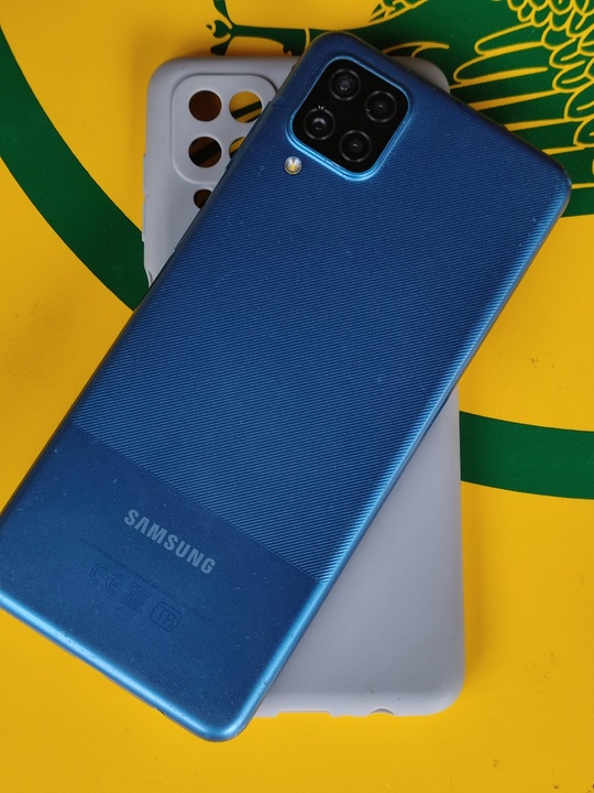 Samsung galaxy a12. 
Темно синий.