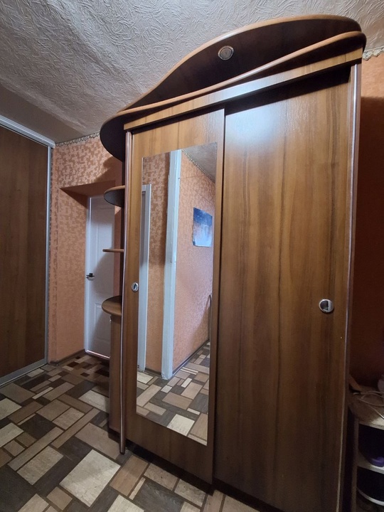 Продам прихожую в коридор. 
Размер: (1)