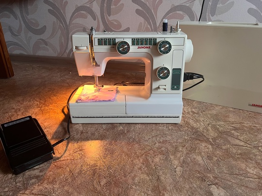Продам швейную машинку janome le22.