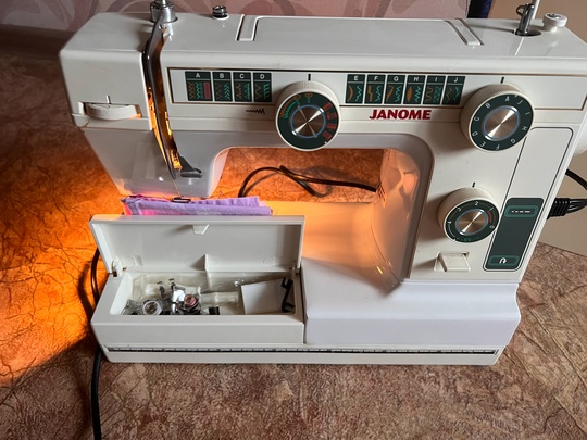 Продам швейную машинку janome le22. (1)