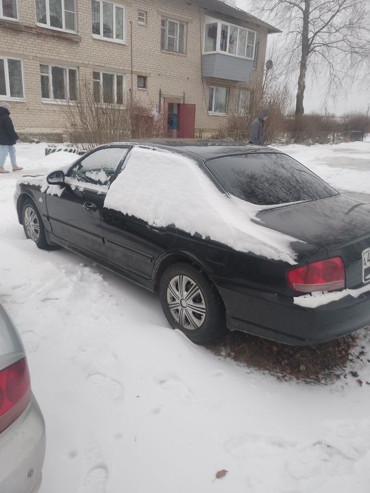 Hyundai Sonata 
2002 год
2.0 МТ
300 (2)
