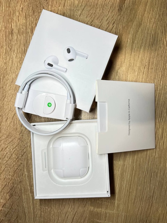 1) Продам Airpods 3, реплика,