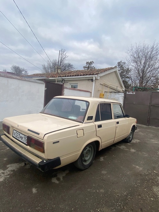 Продам ваз 2105 
Документы чистые (2)