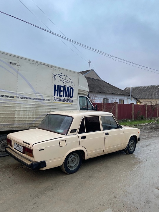 Продам ваз 2105 
Документы чистые (5)