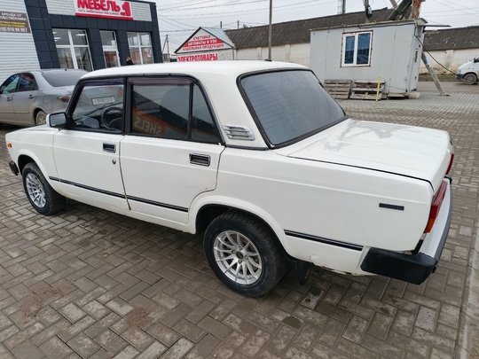 Ваз 2105
1990 год мотор работает (7)