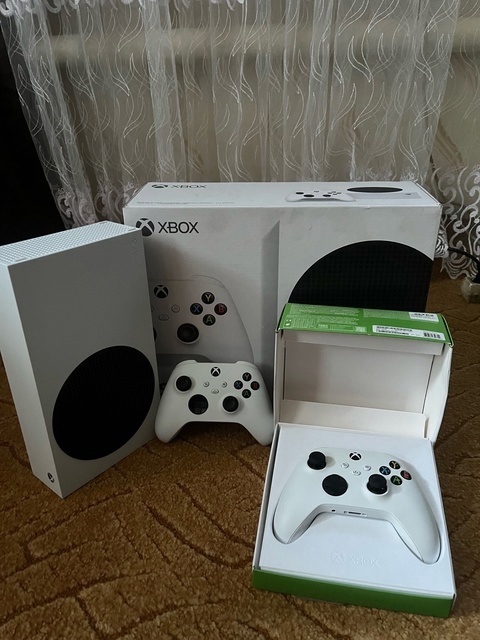Продам 
Xbox series s 
Консоль