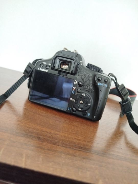 Продам❗
Зеркальный фотоаппарат Сanon ds126231. 
В