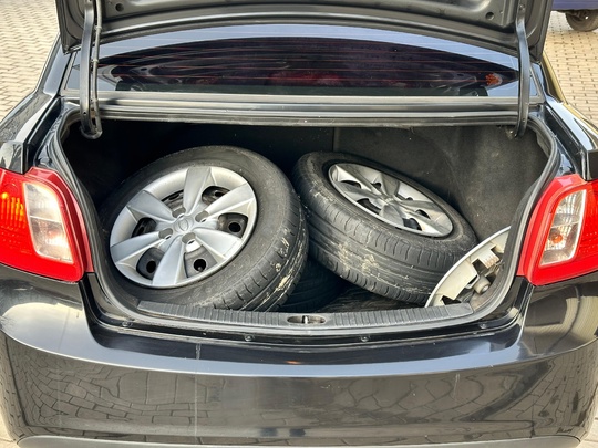 Kia Rio 
2010 год 
1.4 (9)