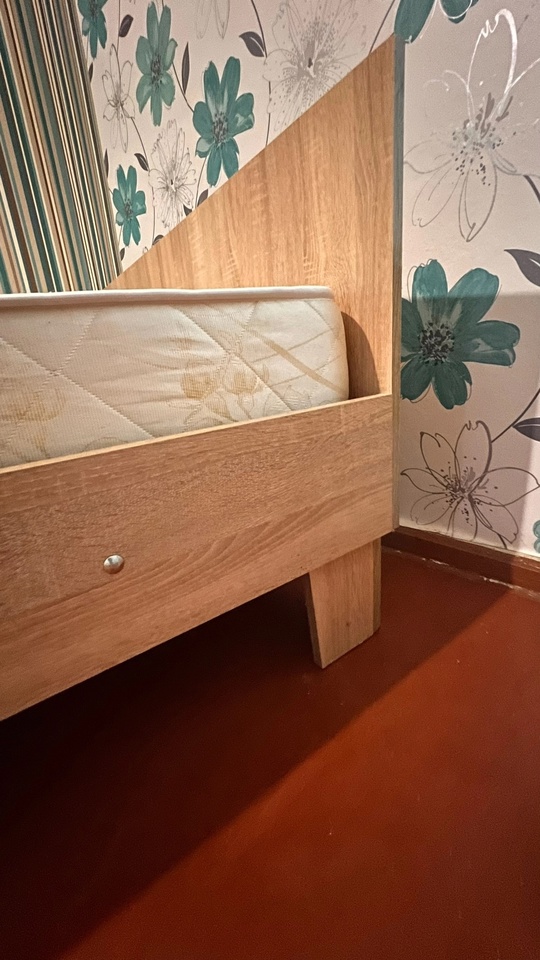 Продам кровать 200х160 + 2 (2)