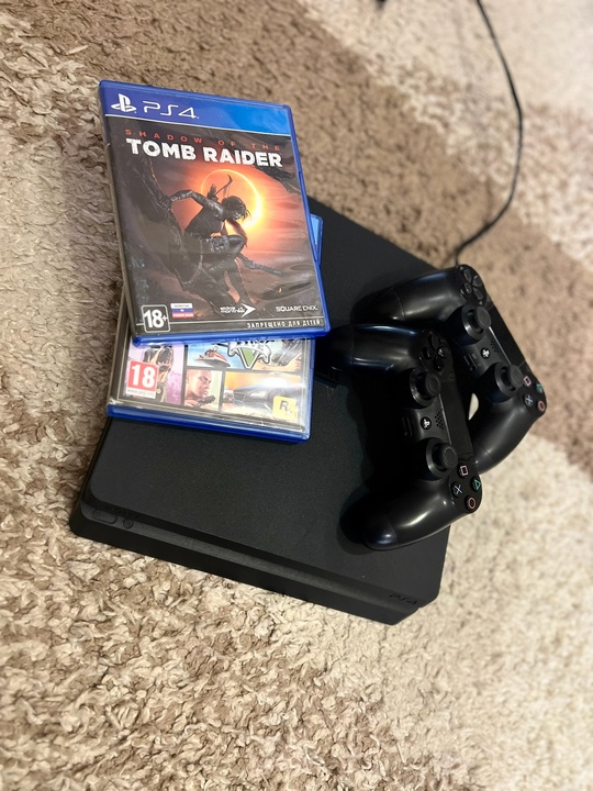 Продам PS 4 Slim в