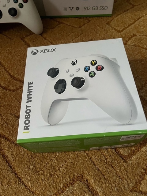 Продам 
Xbox series s 
Консоль (1)
