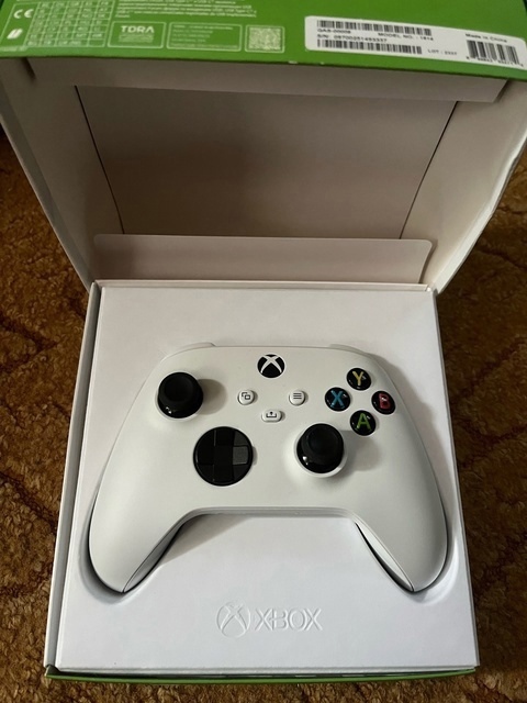 Продам 
Xbox series s 
Консоль (2)