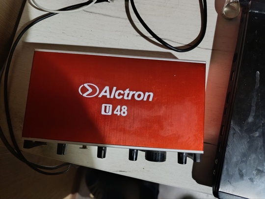 Микрофон MK-519профисиональный 
Звуковая карта ALCTRON
Стойка (1)