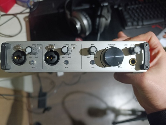 Микрофон MK-519профисиональный 
Звуковая карта ALCTRON
Стойка (2)