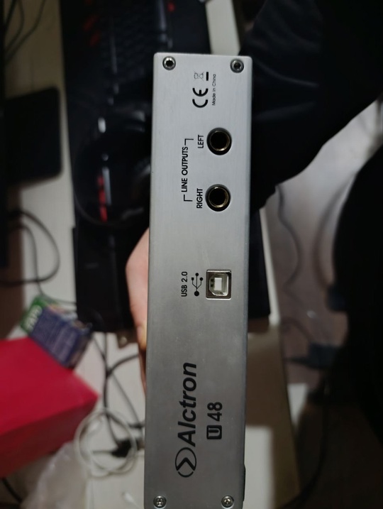 Микрофон MK-519профисиональный 
Звуковая карта ALCTRON
Стойка (3)