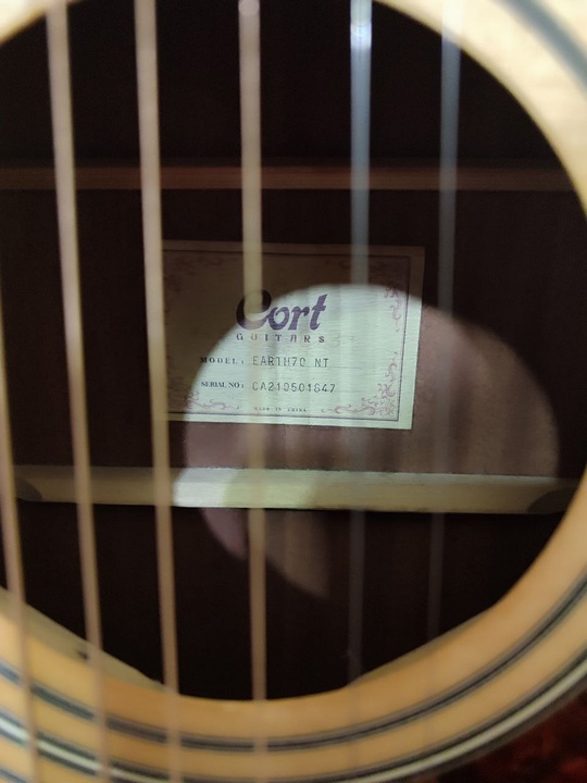 Продам акустическую гитару Cort. Состояние (2)
