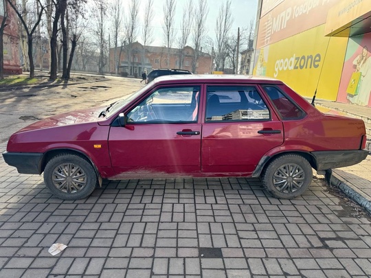 ВАЗ 21099. 2004 год
У машины (2)