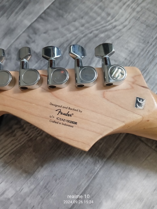 Продам электрогитару Squire by Fender (1)