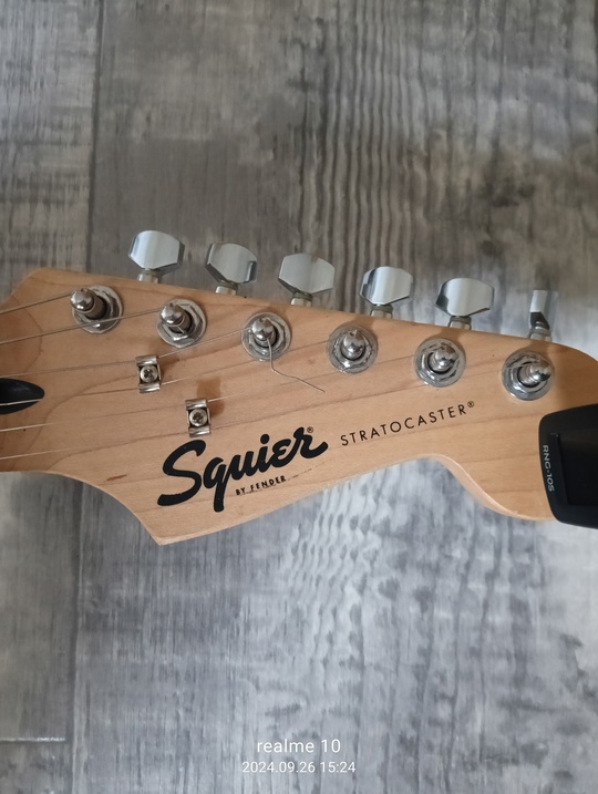 Продам электрогитару Squire by Fender (2)