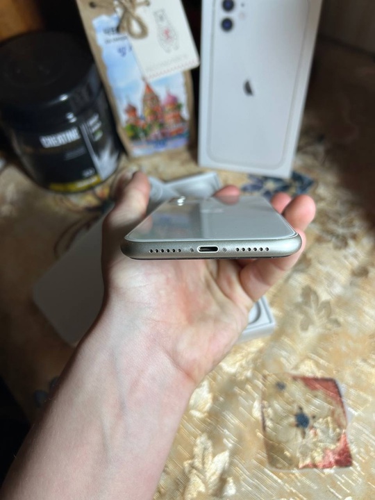 Продам iPhone 11/64gb 
Телефон в (5)