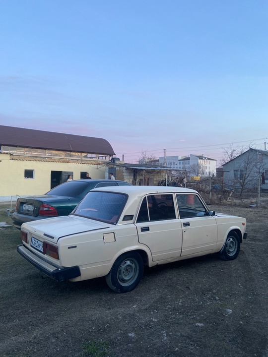 Продам ваз 2105 
Документы чистые (2)