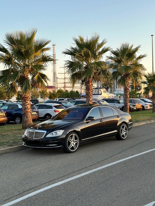 Продам Mercedes-Benz S500 W221 рестайлинг
2010 (1)