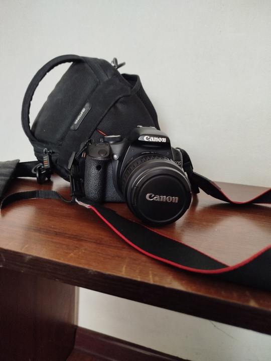Продам❗
Зеркальный фотоаппарат Сanon ds126231. 
В