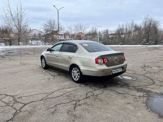 Volkswagen Passat B6 
Цена : (3)