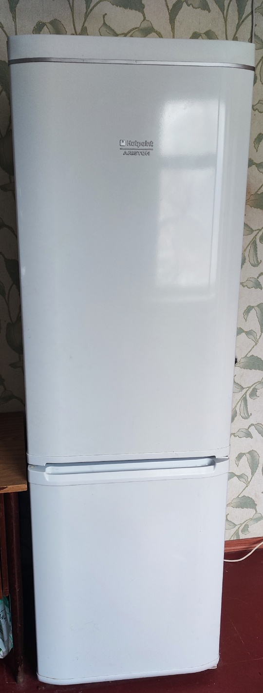 Продам холодильник Hotpoint Ariston RMBA-2185

Высота