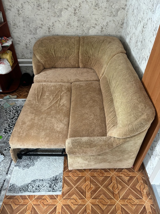 Продам угловой диван , замша,бежевый
Спальный