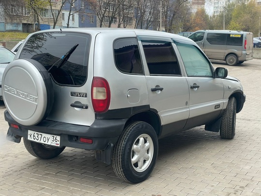 Chevrolet Niva 
2004 год 
1.7 (1)