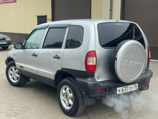 Chevrolet Niva 
2004 год 
1.7 (2)