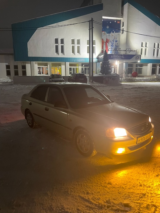 Продам хундай акцент 
2004 год (1)