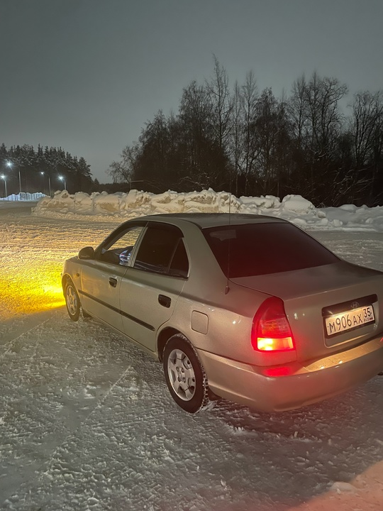 Продам хундай акцент 
2004 год (3)
