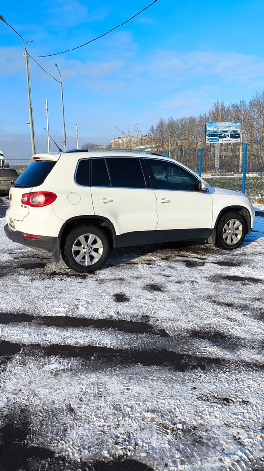 Volkswagen Tiguan
В отличном состоянии 
Зелёная (1)